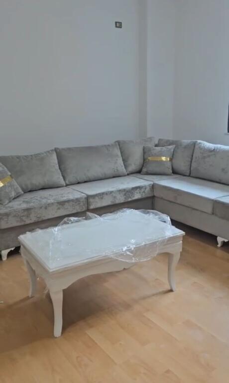 Jepet me qera apartament 2+1 , Rruga 3 deshmoret , Yzberisht , 500 mije leke , Po realizohet arredim i ri
