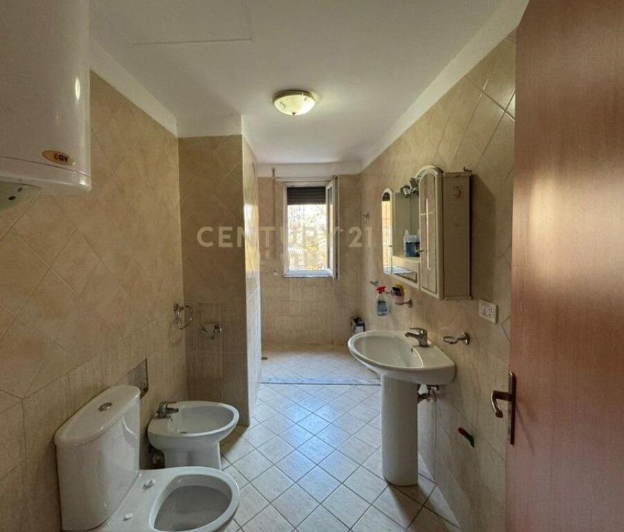 Zyre per qira prane Maternitetit te Ri