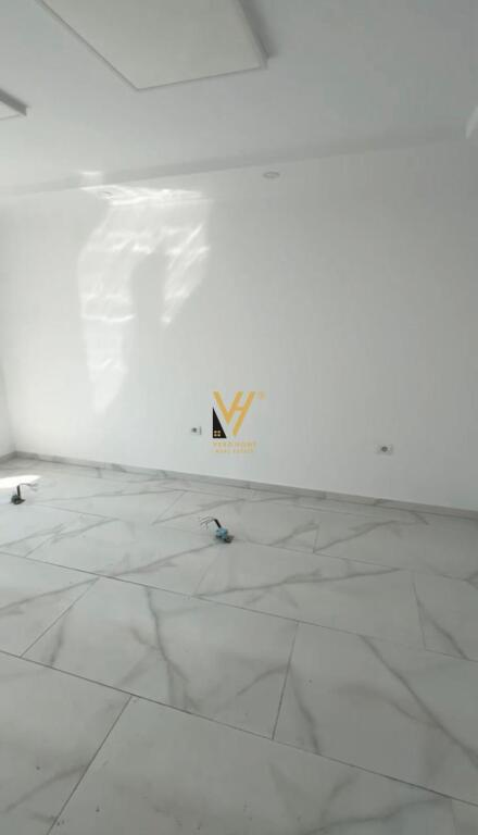 JEPET ZYRE 60 M2 ME QIRA TE RRUGA E DIBRES 60.000 LEKE