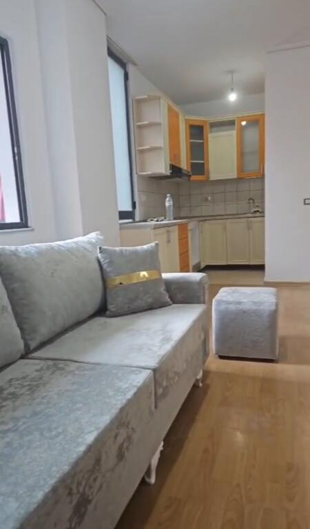 Jepet me qera apartament 2+1 , Rruga 3 deshmoret , Yzberisht , 500 mije leke , Po realizohet arredim i ri

