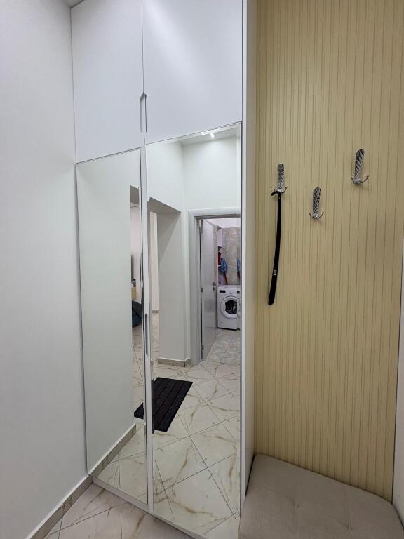 Jepet me qira ne vollga te 27-kateshi apartament 2+1+2 tualete dhe nje super verande