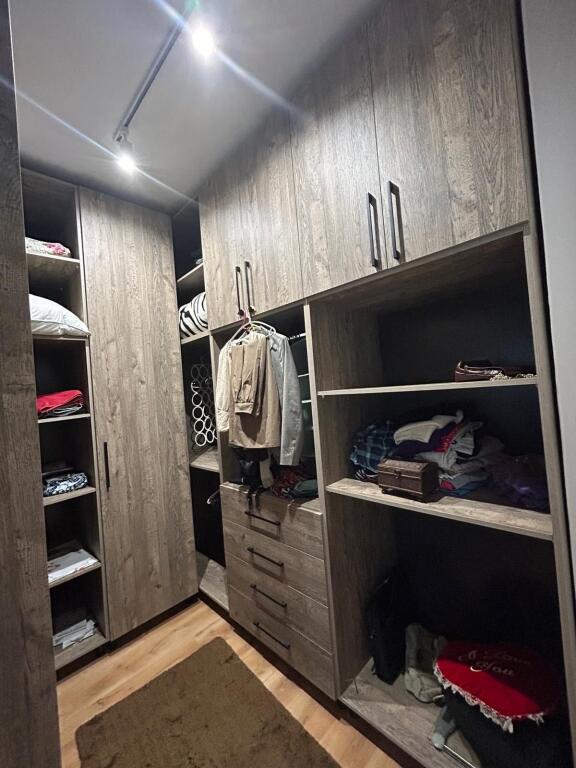 Jepet me qera apartament 1+1 në Fresk 📍 Zonë e qetë dhe e aksesueshme 🛋️ Totalisht i mobiluar 🏢 I përshtatshëm për çift ose individ  💶 Çmimi: 450 € / muaj  📞 Për më shumë informacion ose për një vizitë, kontaktoni në privat.