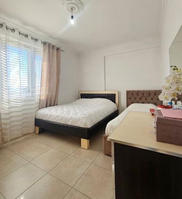 Shitet apartament 2+1 tek Casa Italia.