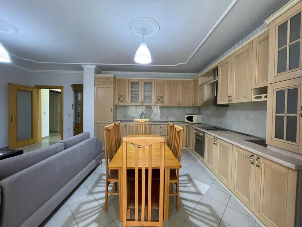 Appartamento 2+1 in affitto presso Komuna e Parisit.