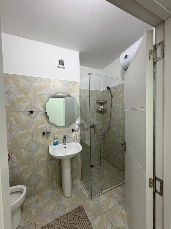 Jepet me qira ne vollga te 27-kateshi apartament 2+1+2 tualete dhe nje super verande