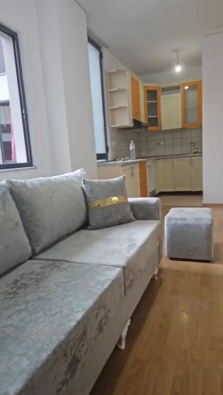 Jepet me qera apartament 2+1 , Rruga 3 deshmoret , Yzberisht , 500 mije leke , Po realizohet arredim i ri
