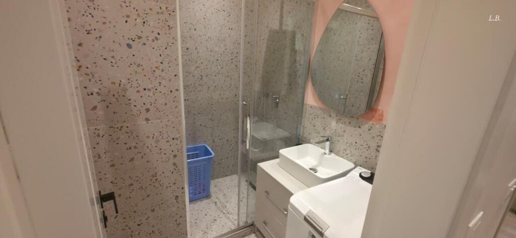 🏡 Appartamento 1+1 in affitto 📍 Centro, Tirana – vicino al palazzo di 9 piani 🏢 2° piano, con ascensore  💶 Prezzo: 650 € / mese