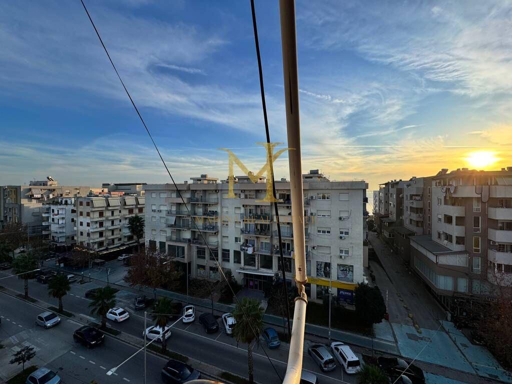 Jepet me qera 2+1+2 banjo, ne Plazh (Ura e Dajlanit)
