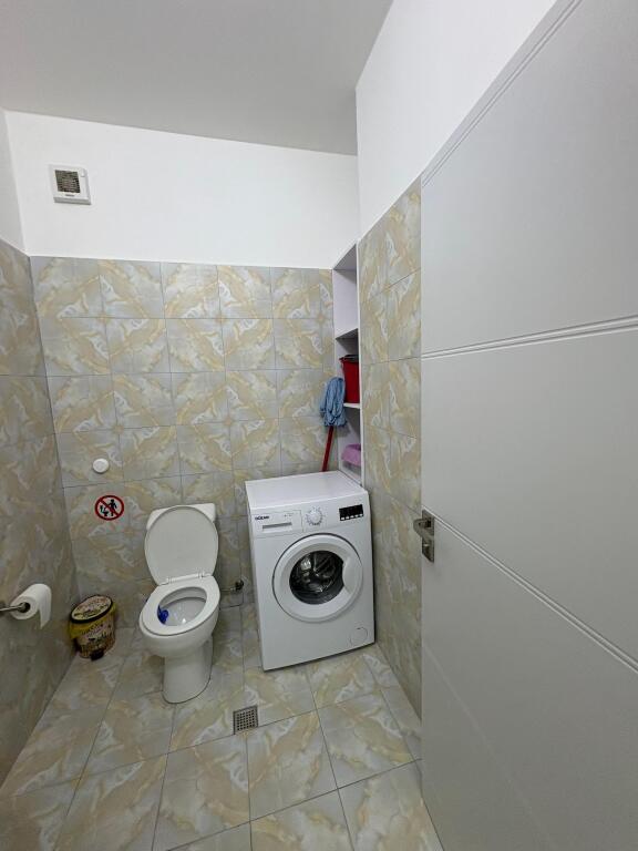 Jepet me qira ne vollga te 27-kateshi apartament 2+1+2 tualete dhe nje super verande