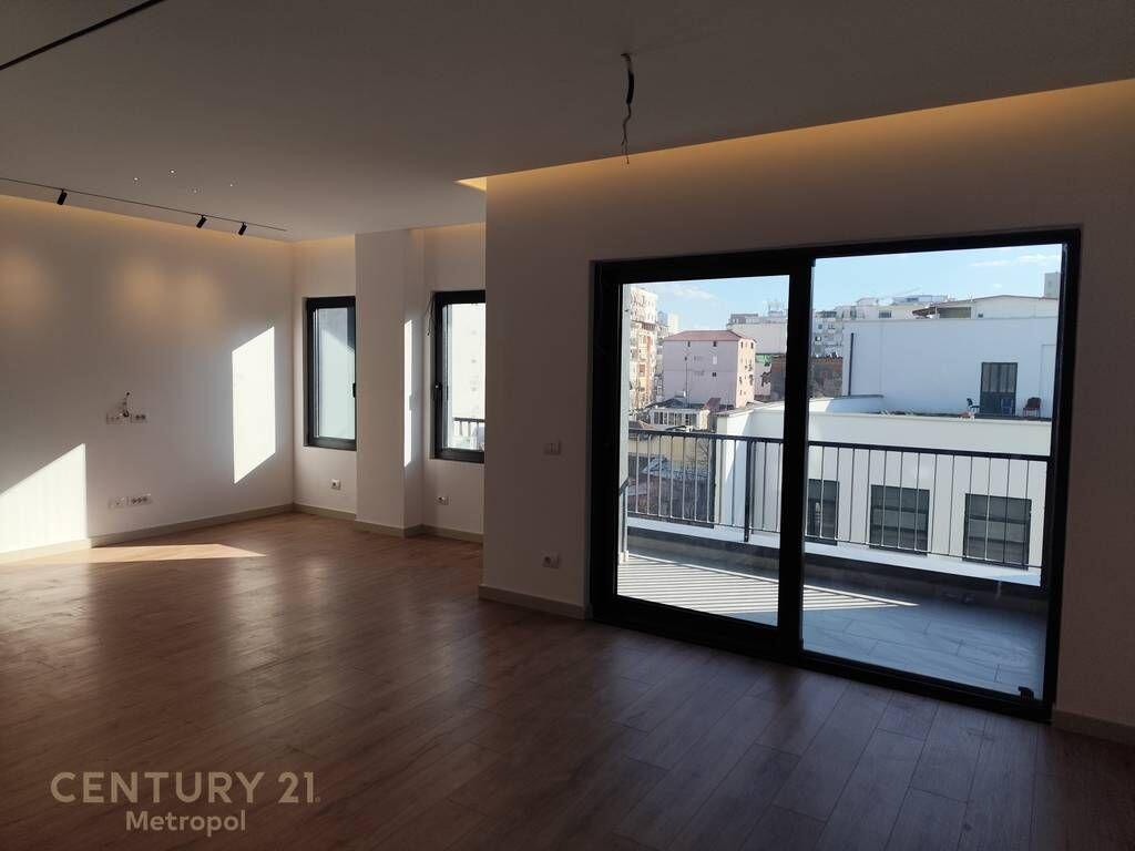 ZYRE ME QIRANE RRUGEN E BARRIKADAVE 1,200 € /Muaj