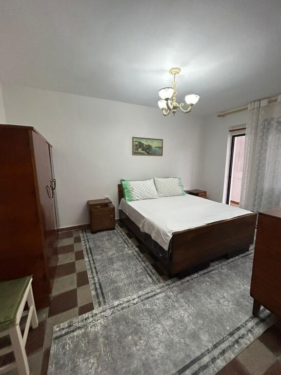 Jepet me Qira Apartament 2+1 tek Shkolla Kuqe