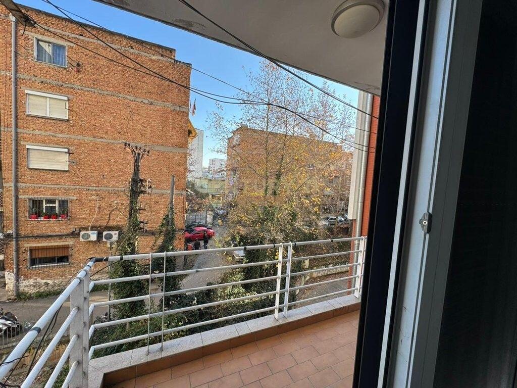 Zyre per qira prane Maternitetit te Ri