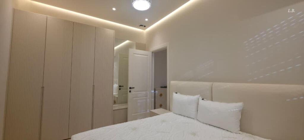 🏡 Appartamento 1+1 in affitto 📍 Centro, Tirana – vicino al palazzo di 9 piani 🏢 2° piano, con ascensore  💶 Prezzo: 650 € / mese