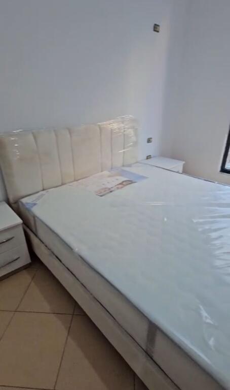 Jepet me qera apartament 2+1 , Rruga 3 deshmoret , Yzberisht , 500 mije leke , Po realizohet arredim i ri
