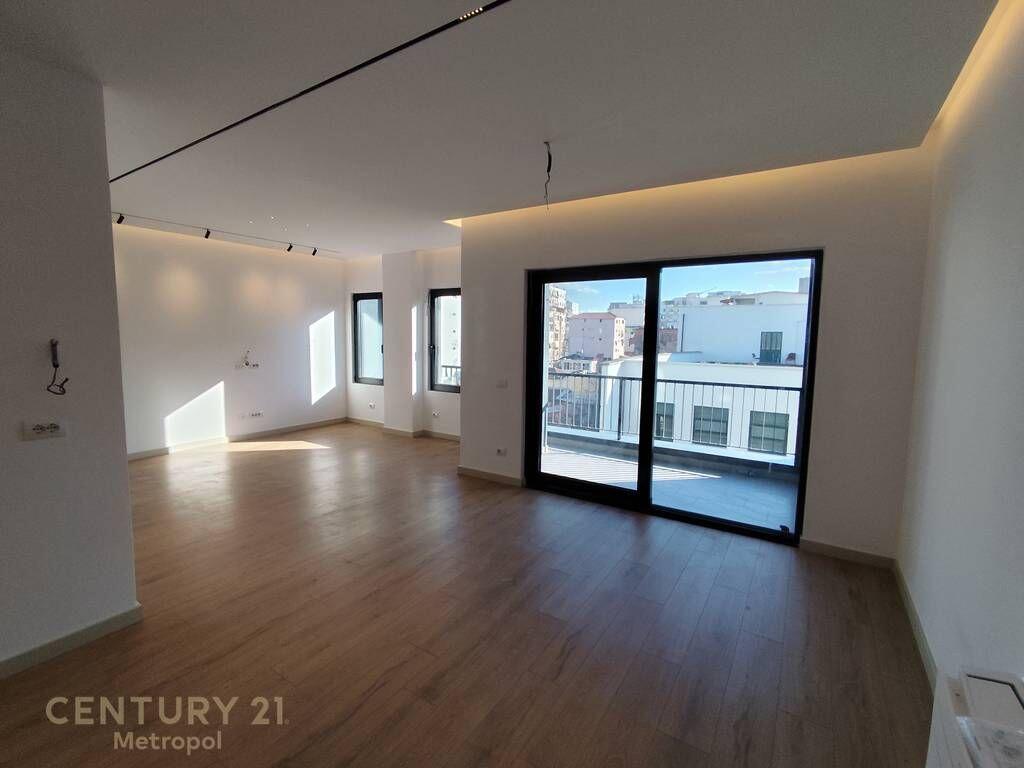 ZYRE ME QIRANE RRUGEN E BARRIKADAVE 1,200 € /Muaj