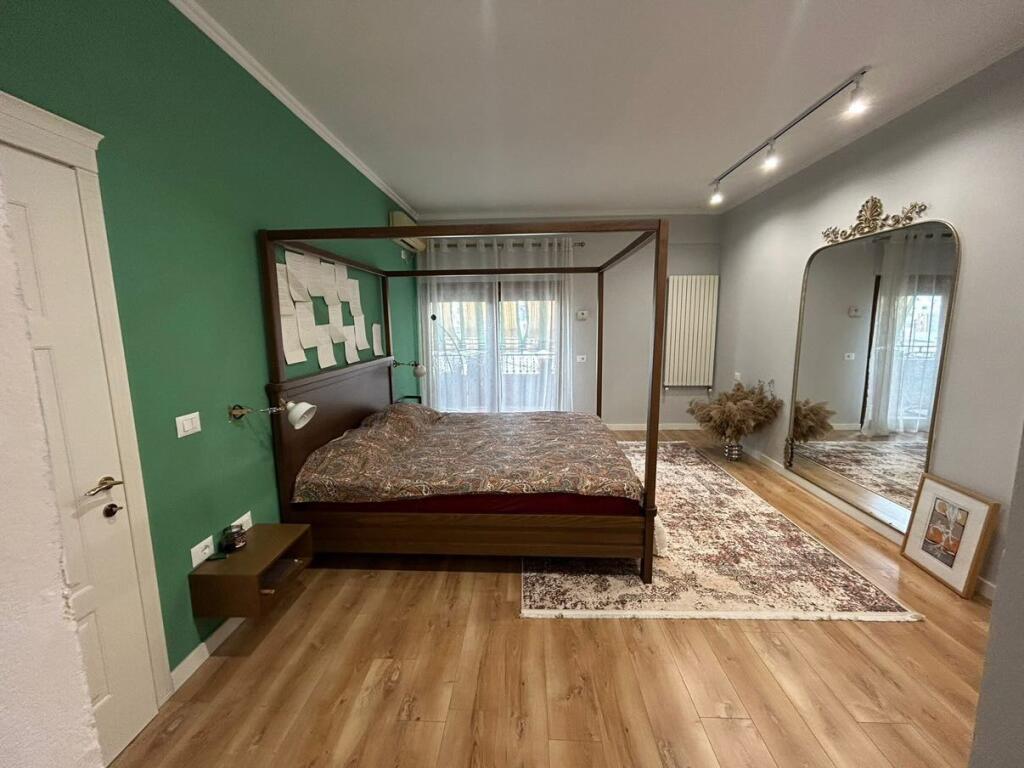 Jepet me qera apartament 1+1 në Fresk 📍 Zonë e qetë dhe e aksesueshme 🛋️ Totalisht i mobiluar 🏢 I përshtatshëm për çift ose individ  💶 Çmimi: 450 € / muaj  📞 Për më shumë informacion ose për një vizitë, kontaktoni në privat.