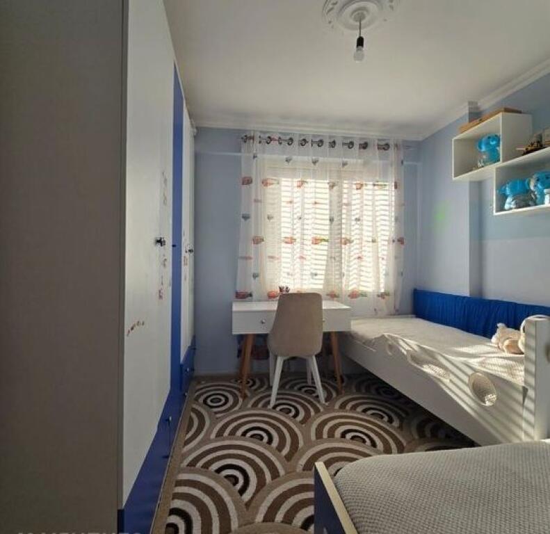 Shitet apartament 2+1 tek Casa Italia.