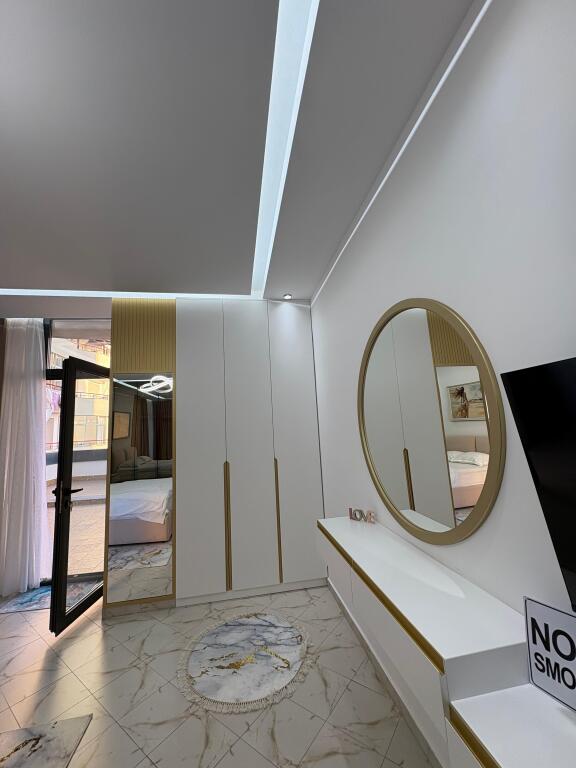 Jepet me qira ne vollga te 27-kateshi apartament 2+1+2 tualete dhe nje super verande