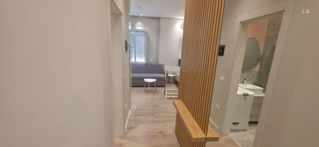 🏡 Appartamento 1+1 in affitto 📍 Centro, Tirana – vicino al palazzo di 9 piani 🏢 2° piano, con ascensore  💶 Prezzo: 650 € / mese