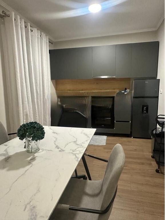 JEPET ME QIRA APARTAMENT 1+1 – DY MINUTA NGA SHESH SKENDERBE 800 € /Muaj