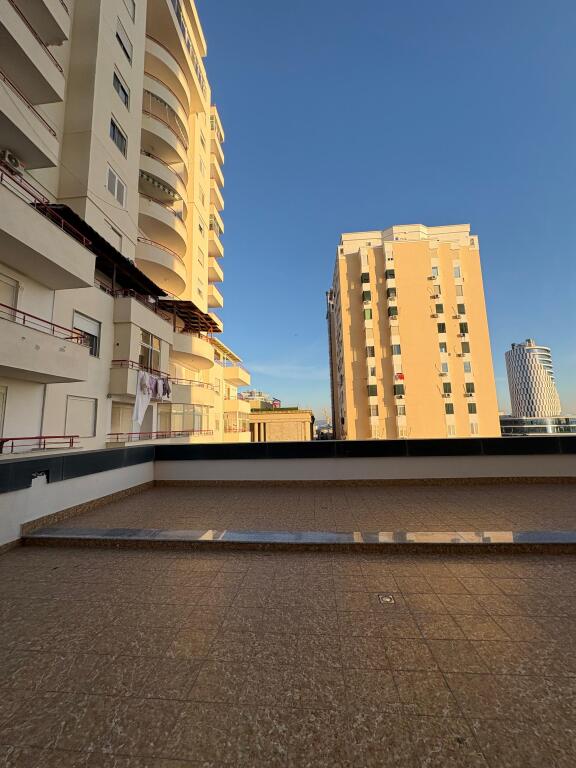 Jepet me qira ne vollga te 27-kateshi apartament 2+1+2 tualete dhe nje super verande