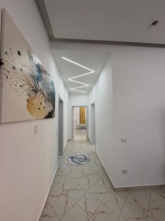 Jepet me qira ne vollga te 27-kateshi apartament 2+1+2 tualete dhe nje super verande