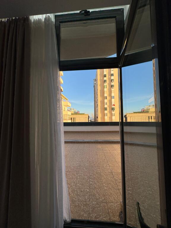 Jepet me qira ne vollga te 27-kateshi apartament 2+1+2 tualete dhe nje super verande