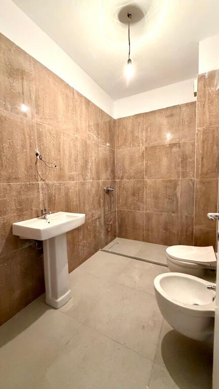 📍 PAZARI I RI – AMBIENT BIZNESI ME QIRA