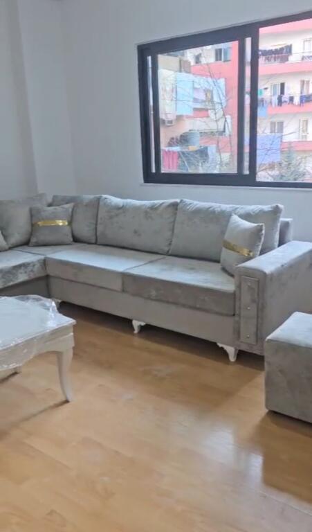 Jepet me qera apartament 2+1 , Rruga 3 deshmoret , Yzberisht , 500 mije leke , Po realizohet arredim i ri
