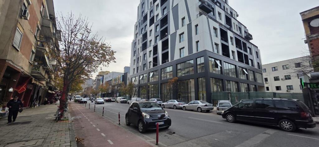 AMBIENT BIZNESI ME QERA 250 M2 RRUGA E BARIKADAVE 5000 EURO