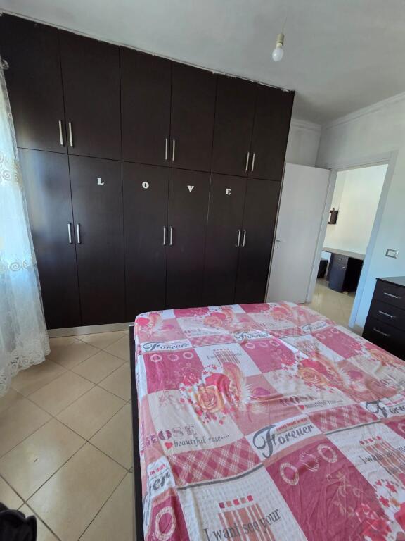 Jepet me qira apartament 1+1 te shkembi kavajes