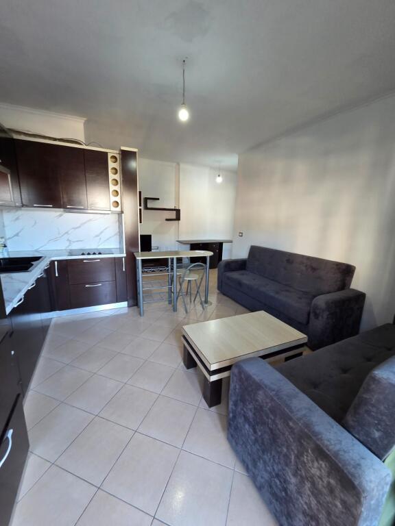 Jepet me qira apartament 1+1 te shkembi kavajes