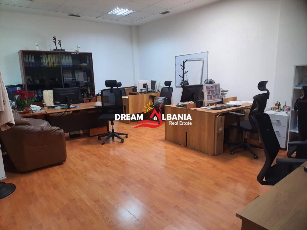 Jepet zyre me qera tek Condor center ne Rrugen e Kavajes, Tirane (42611398)
