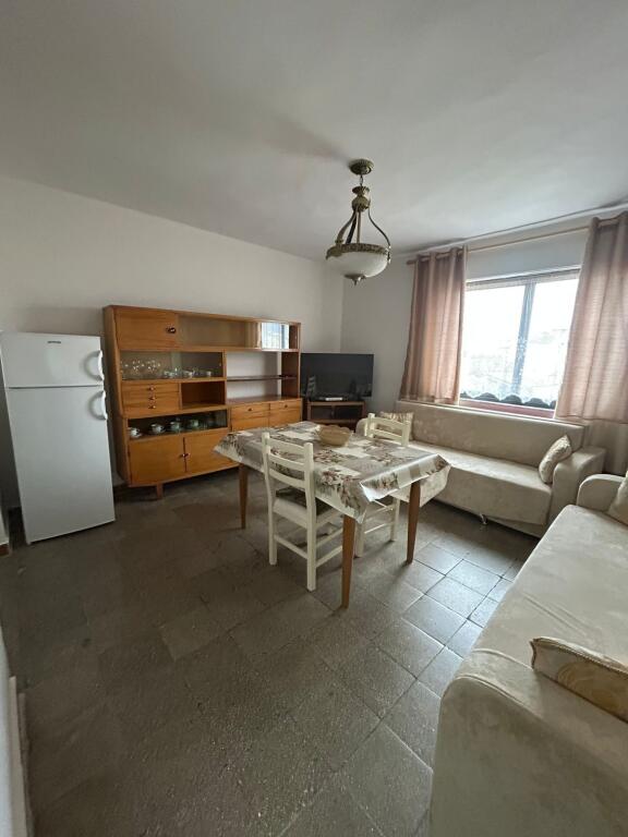 Jepet me Qira Apartament 2+1 tek Shkolla Kuqe