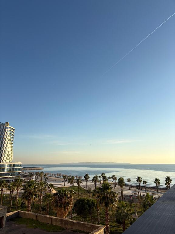 Jepet me qira ne vollga te 27-kateshi apartament 2+1+2 tualete dhe nje super verande