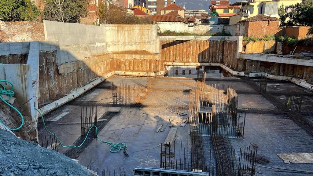 Shitet Apartament 2+1+2, me ballkon – Afër Shkollës së Kuqe!