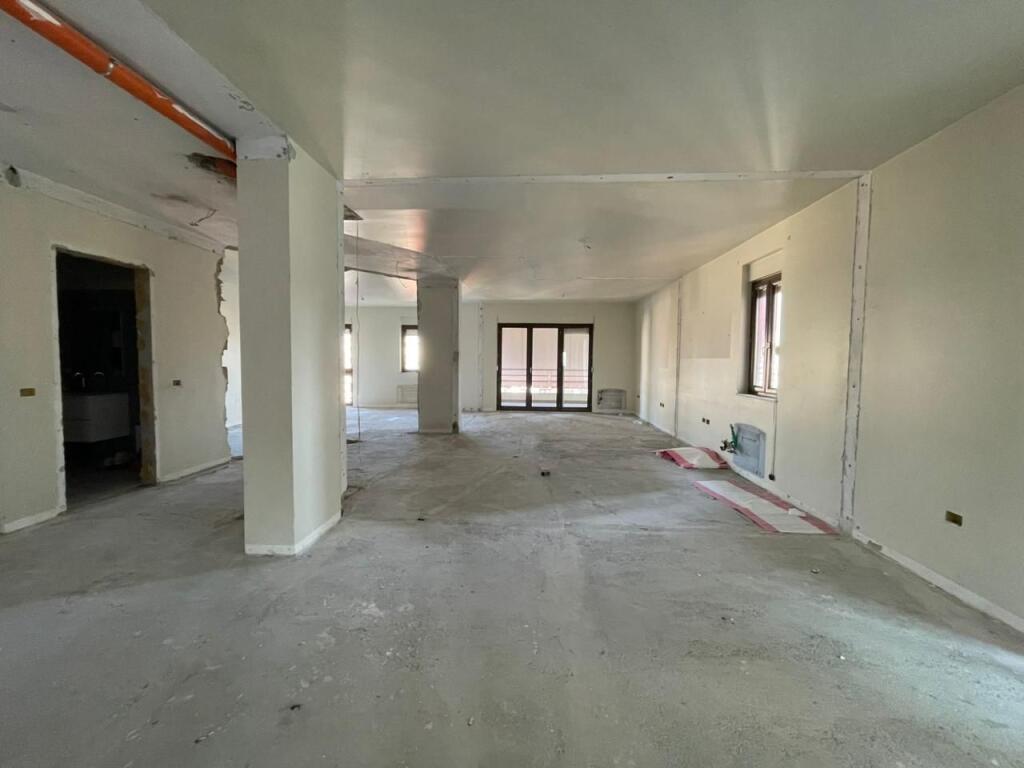 Locale commerciale in affitto presso Petro Nini.