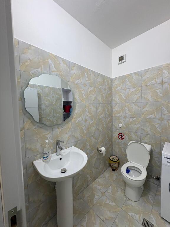 Jepet me qira ne vollga te 27-kateshi apartament 2+1+2 tualete dhe nje super verande