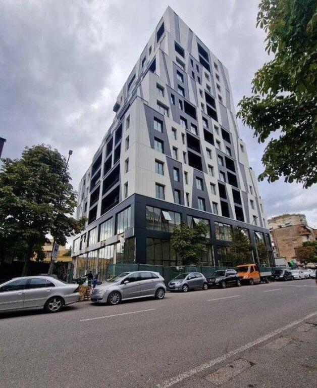 AMBIENT BIZNESI ME QERA 250 M2 RRUGA E BARIKADAVE 5000 EURO