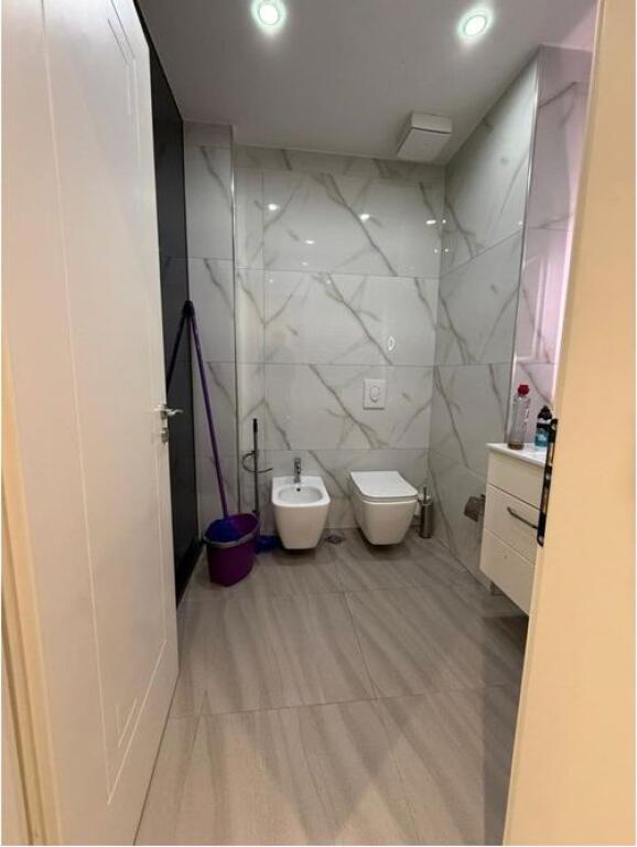 Apartamenti ndodhet tek Liqeni i Thate pran Hotel Radisson