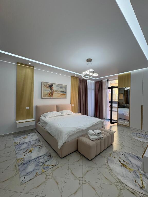 Jepet me qira ne vollga te 27-kateshi apartament 2+1+2 tualete dhe nje super verande