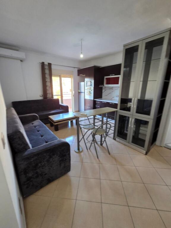 Jepet me qira apartament 1+1 te shkembi kavajes