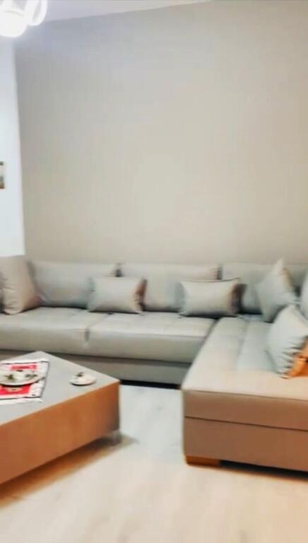 🏢Pak minuta larg Sheshit Skenderbej,Rruga Bardhok Biba jepet me qera apartament,1+1,i mobiluar. 60,000Leke