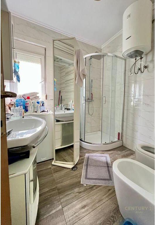 IN VENDITA – APPARTAMENTO 2+1+2 CON VERANDA | ISH-BLLOK (VIA PJETËR BOGDANI)