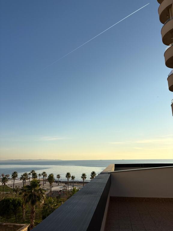 Jepet me qira ne vollga te 27-kateshi apartament 2+1+2 tualete dhe nje super verande