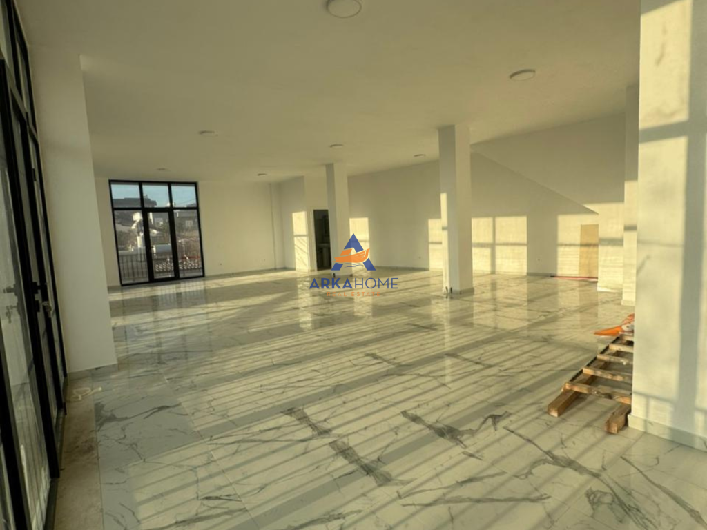 LOCALE COMMERCIALE IN AFFITTO 140M2 "SAUK, INCROCIO VERSO FARKË" 90.000 LEKE
