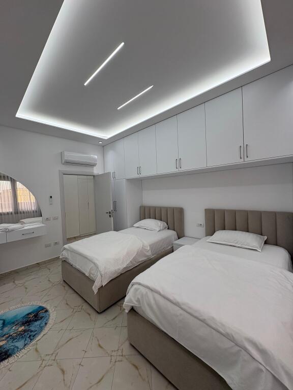 Jepet me qira ne vollga te 27-kateshi apartament 2+1+2 tualete dhe nje super verande