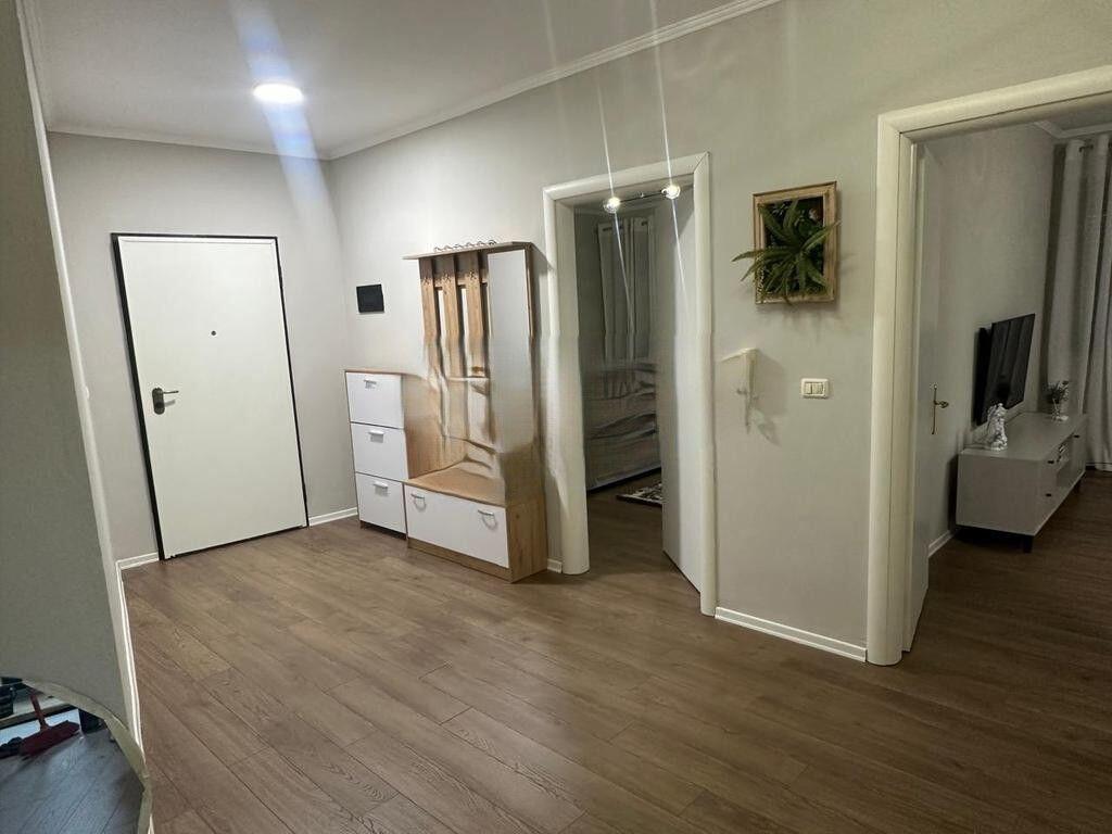 JEPET ME QIRA APARTAMENT 1+1 – DY MINUTA NGA SHESH SKENDERBE 800 € /Muaj