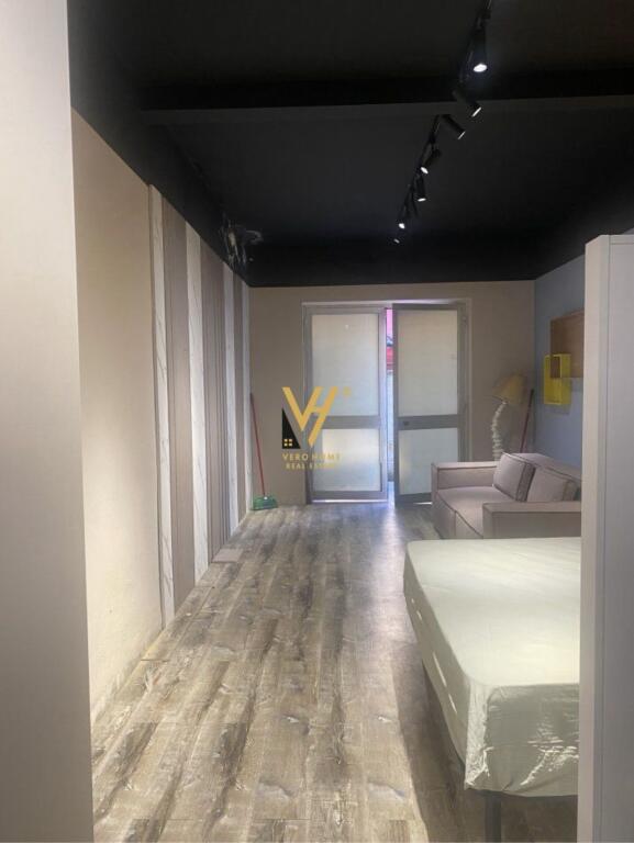 SI AFFITTA AMBIENTE 35 M2 A VASIL SHANTO 250 EURO