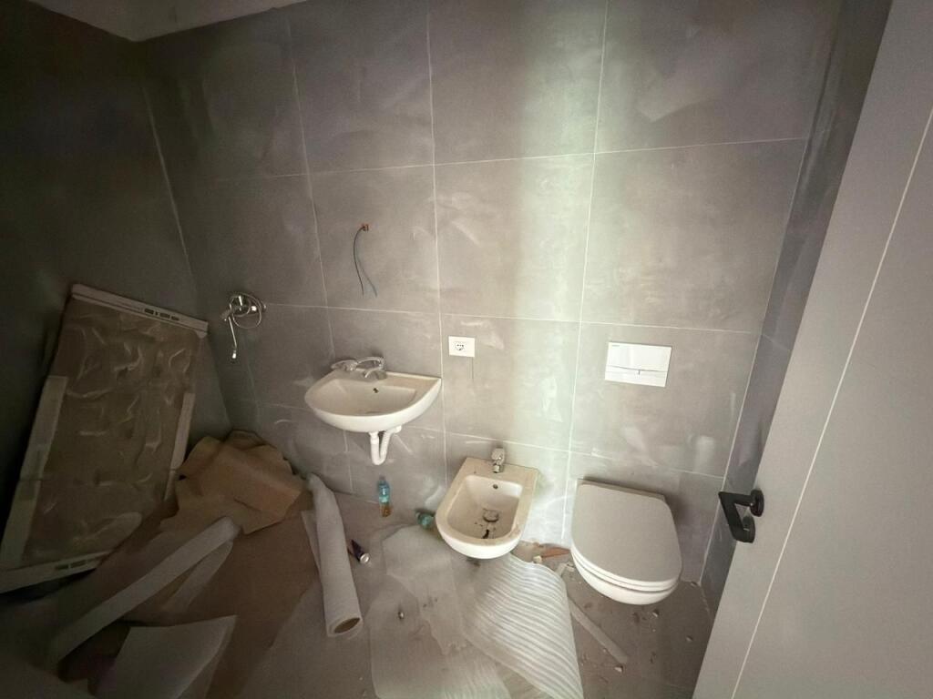 🏡 Shitet Apartament 3+1+2 + 1 Ballkon 📍 Rruga 5 Maji, Tiranë  📐 Sipërfaqe: 121 m² 🏢 Kati: 5 (me 2 ashensorë) 🧭 Orientim: Perëndim 🌇 🛏️ Tipologji: 3+1+2 🚿 Tualete: 2 🌿 Ballkon: 1 🏗️ Statusi: Në fazë përfundimtare ndërtimi (gati për dorëzim)  💶 Çmimi: 1.450 € / m² 💰 Totali: 175.500 €